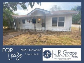 602 E Navarro St in Mart, TX - Building Photo