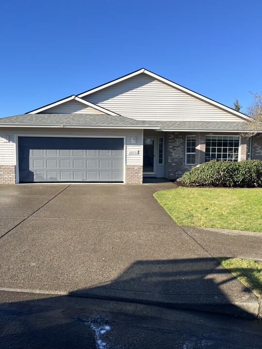 12051 Four Oaks St in Oregon City, OR - Building Photo