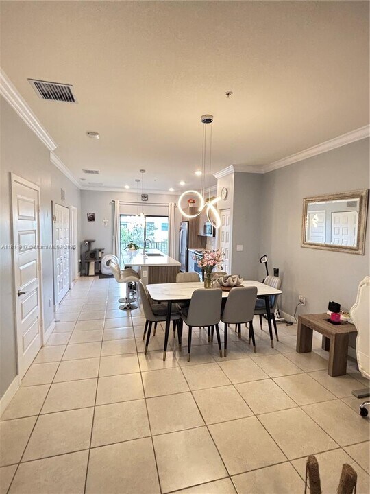 7905 NW 104th Ave in Doral, FL - Building Photo