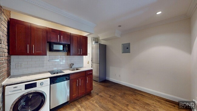 property at 610 E 9th St
