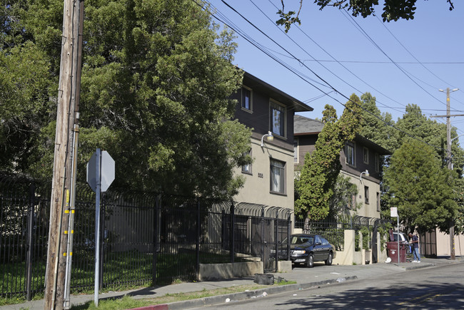 The Hilton Apartments in Oakland, CA - Building Photo - Building Photo