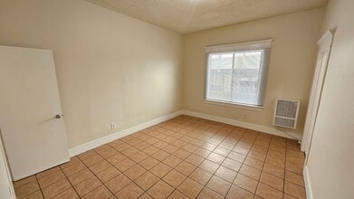 743 S Burlington Ave, Unit 4 in Los Angeles, CA - Foto de edificio - Building Photo