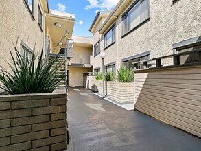 6611 Woodman Ave in Los Angeles, CA - Building Photo - Building Photo