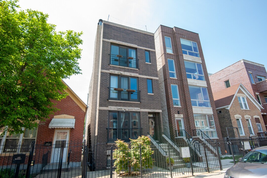 2427 W Augusta Blvd in Chicago, IL - Building Photo