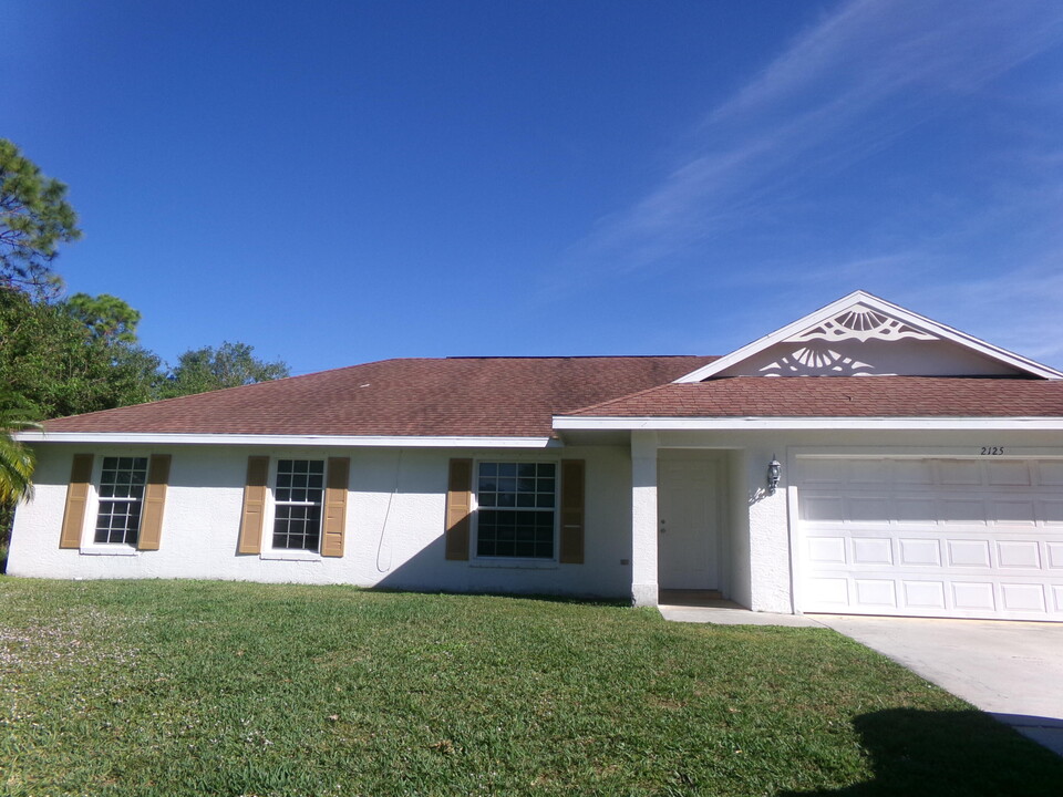 2125 SW Salvatierra Blvd in Port St. Lucie, FL - Building Photo