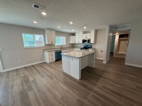 6316 Sundale Ave in Bakersfield, CA - Building Photo - Building Photo