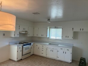 1359 Palomar Cir in Sacramento, CA - Building Photo - Building Photo