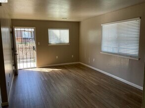 201 E 17th St in Pittsburg, CA - Building Photo - Building Photo