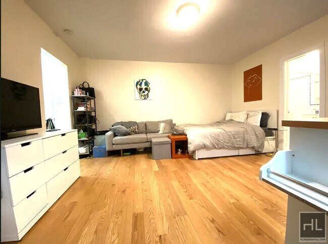 West 10th Street in New York, NY - Building Photo - Building Photo