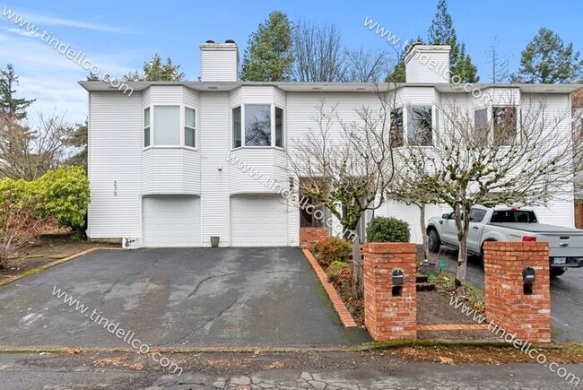 6565 SW Canyon Ct in Portland, OR - Building Photo - Building Photo