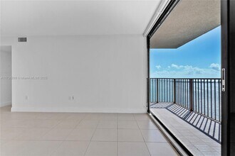 1450 Brickell Bay Dr, Unit 1603 in Miami, FL - Foto de edificio - Building Photo