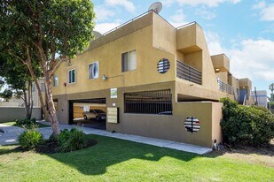 Laurel Terrace in Lawndale, CA - Building Photo