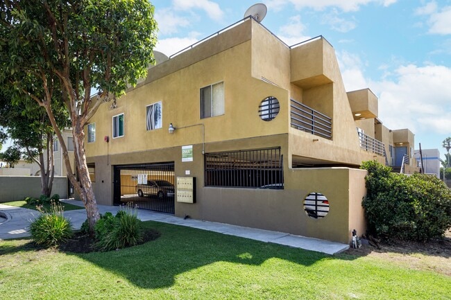 Laurel Terrace in Lawndale, CA - Foto de edificio - Building Photo