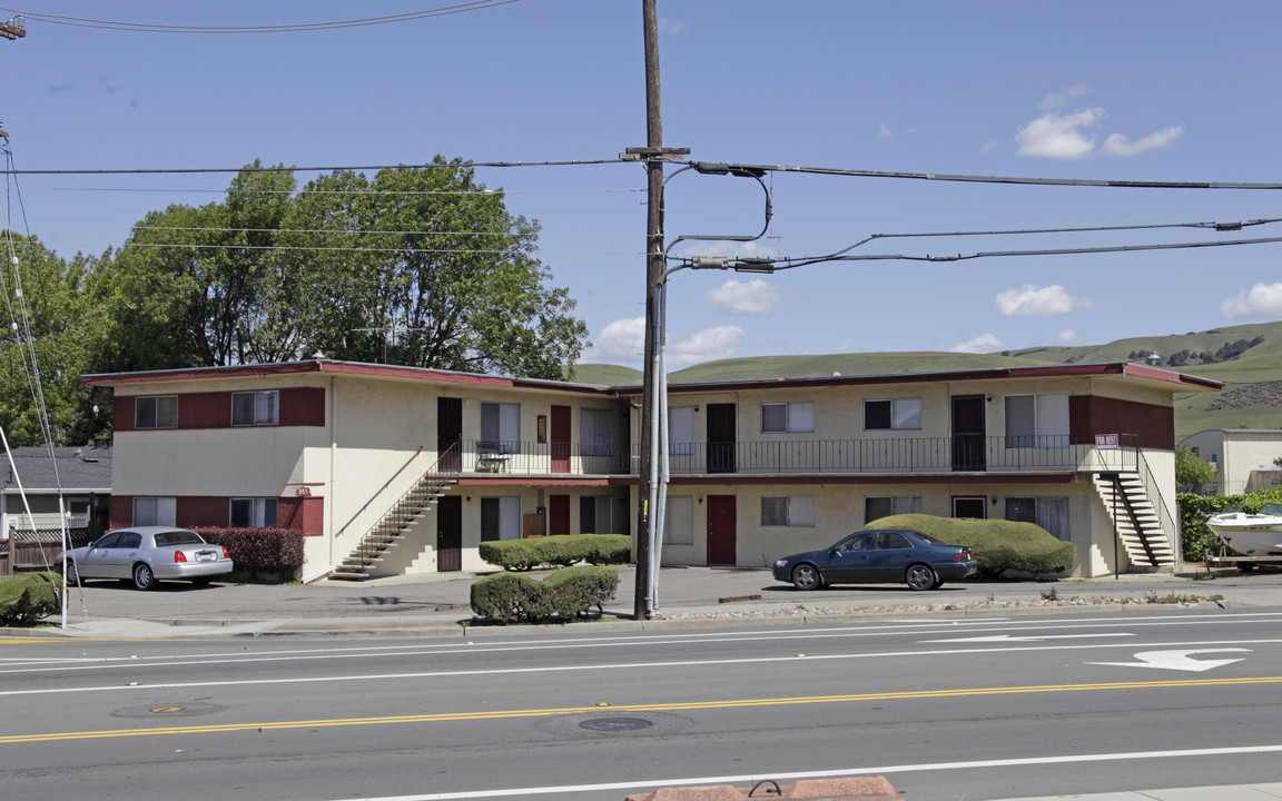 885 Whipple Rd in Union City, CA - Building Photo