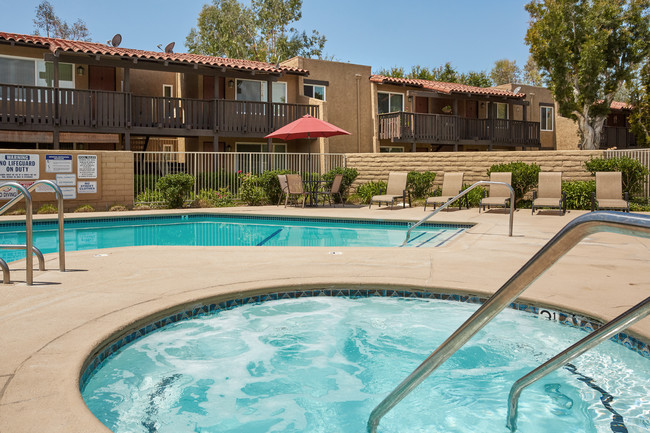 112 Pacific Pointe Apartments in Tustin, CA - Foto de edificio - Building Photo