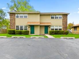 6207 N Northmoor Ct, Unit 6205 in Peoria, IL - Building Photo