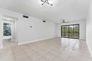 200 Jacaranda Dr, Unit 3C in Plantation, FL - Building Photo