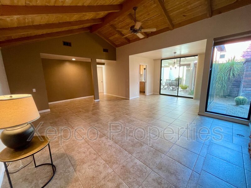 2353 E Miramonte Cir in Palm Springs, CA - Building Photo