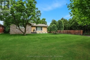 18 Wakil Dr in St Catharines, ON - Building Photo