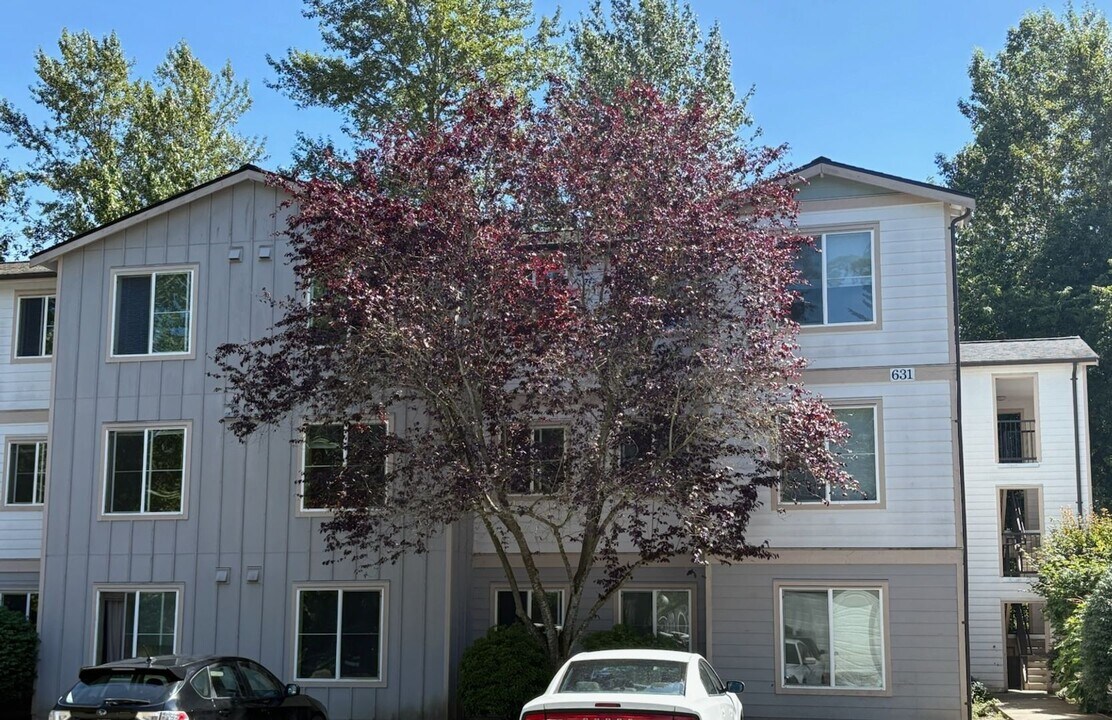 631 W Bakerview Rd in Bellingham, WA - Building Photo