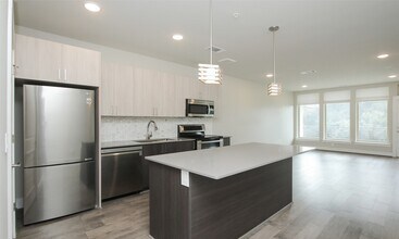 4819 Caroline St in Houston, TX - Foto de edificio - Building Photo