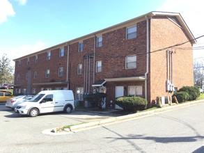 University Hill Apartments in Greensboro, NC - Foto de edificio - Building Photo