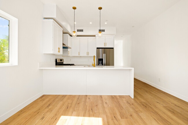 3425 Edgehill Dr, Unit #3427 in Los Angeles, CA - Foto de edificio - Building Photo