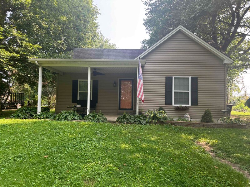 104 Maple St in Irvington, KY - Building Photo