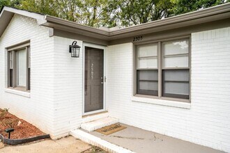 2505 Virginia Blvd NW in Huntsville, AL - Foto de edificio - Building Photo