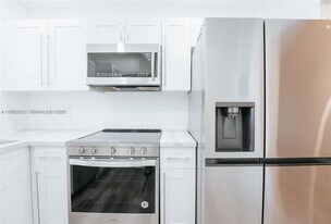 2041 NW 81st Ave in Pembroke Pines, FL - Building Photo