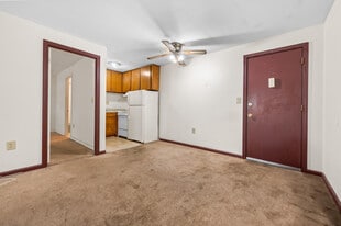 35 Deerfield Ct, Unit E in East Hartford, CT - Building Photo