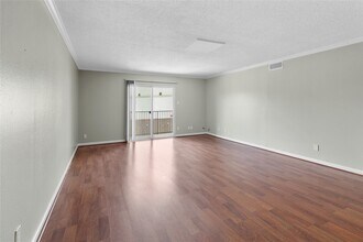 1901 S Voss Rd in Houston, TX - Building Photo - Building Photo