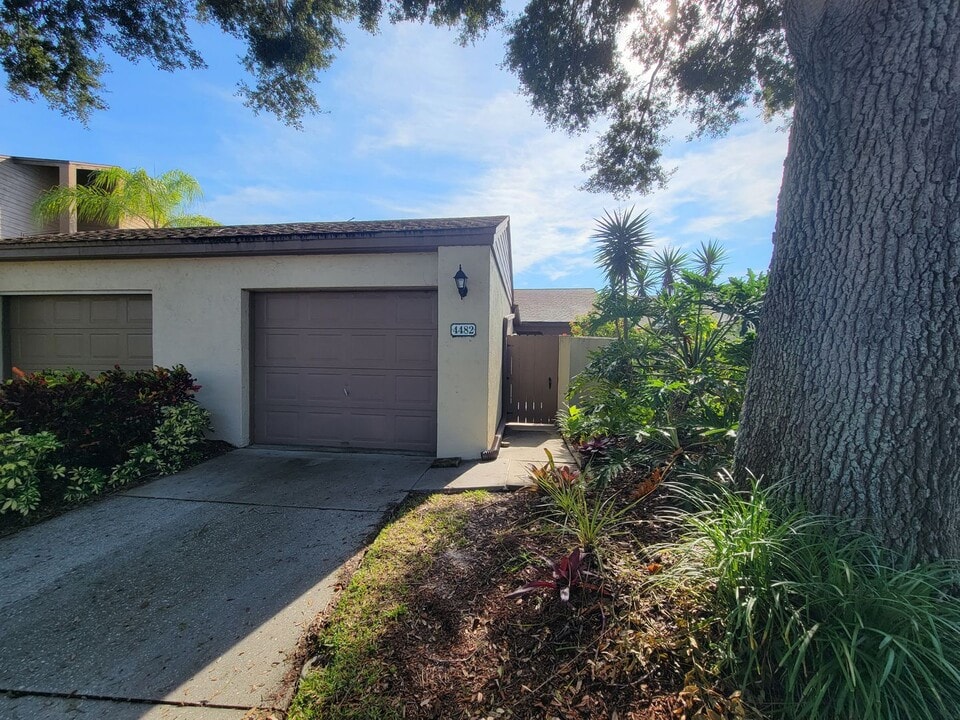 4482 Winston Ln N in Sarasota, FL - Building Photo