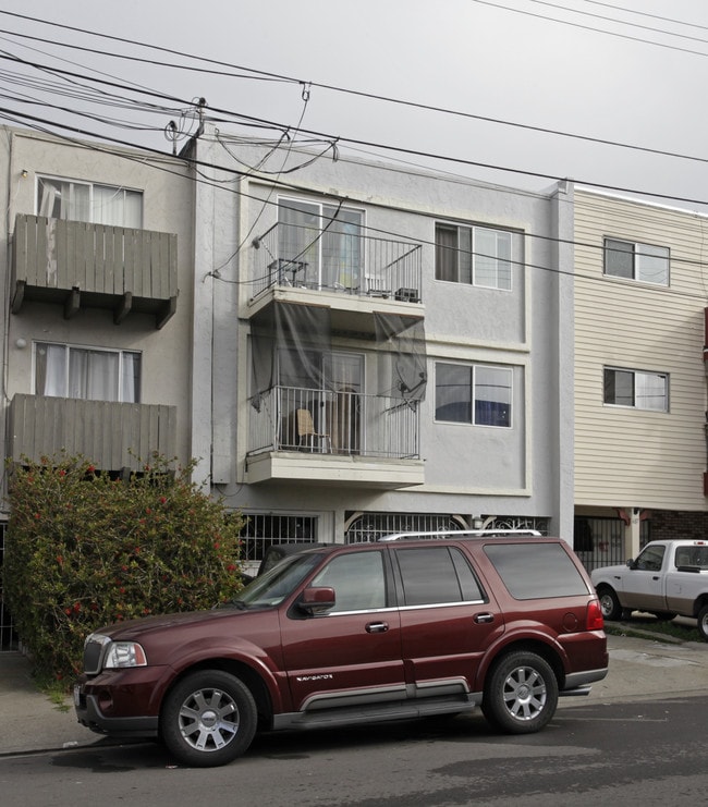 681 Linden St in Daly City, CA - Foto de edificio - Building Photo