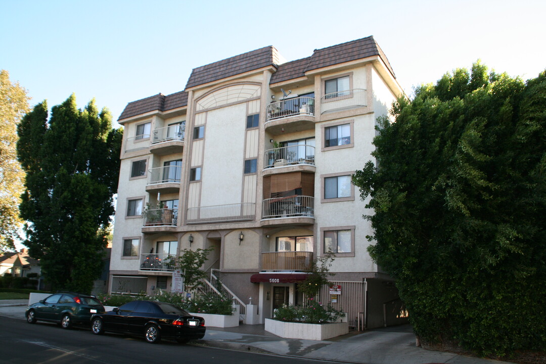 St. Clair Apartments in Valley Village, CA - Foto de edificio