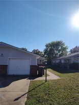 1909 Sycamore Pl in Springdale, AR - Building Photo