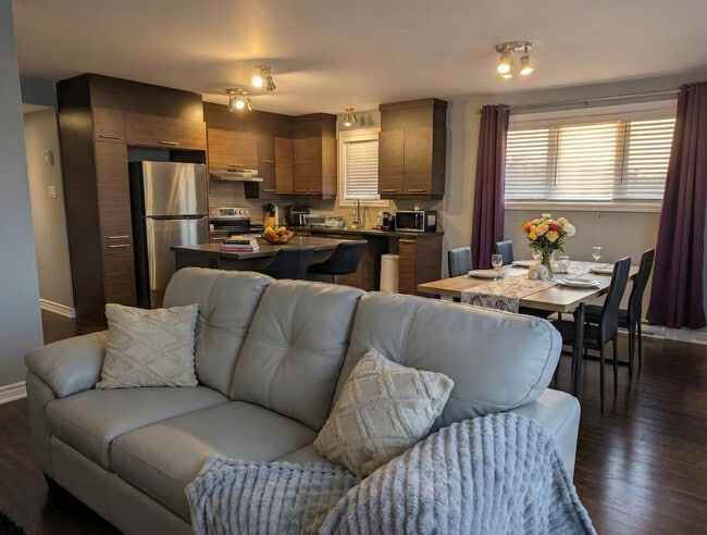 property at 5055 Chem. du Souvenir