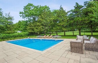 215 Northfield Rd in Southold, NY - Building Photo - Building Photo