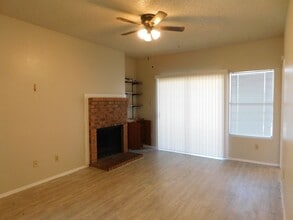 2407 W Slaughter Ln, Unit D in Austin, TX - Building Photo - Building Photo