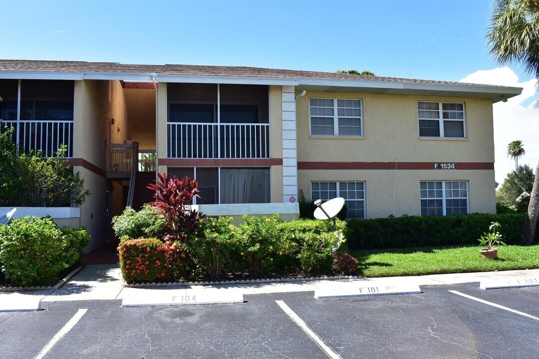 1534 SE Royal Green Cir in Port St. Lucie, FL - Building Photo