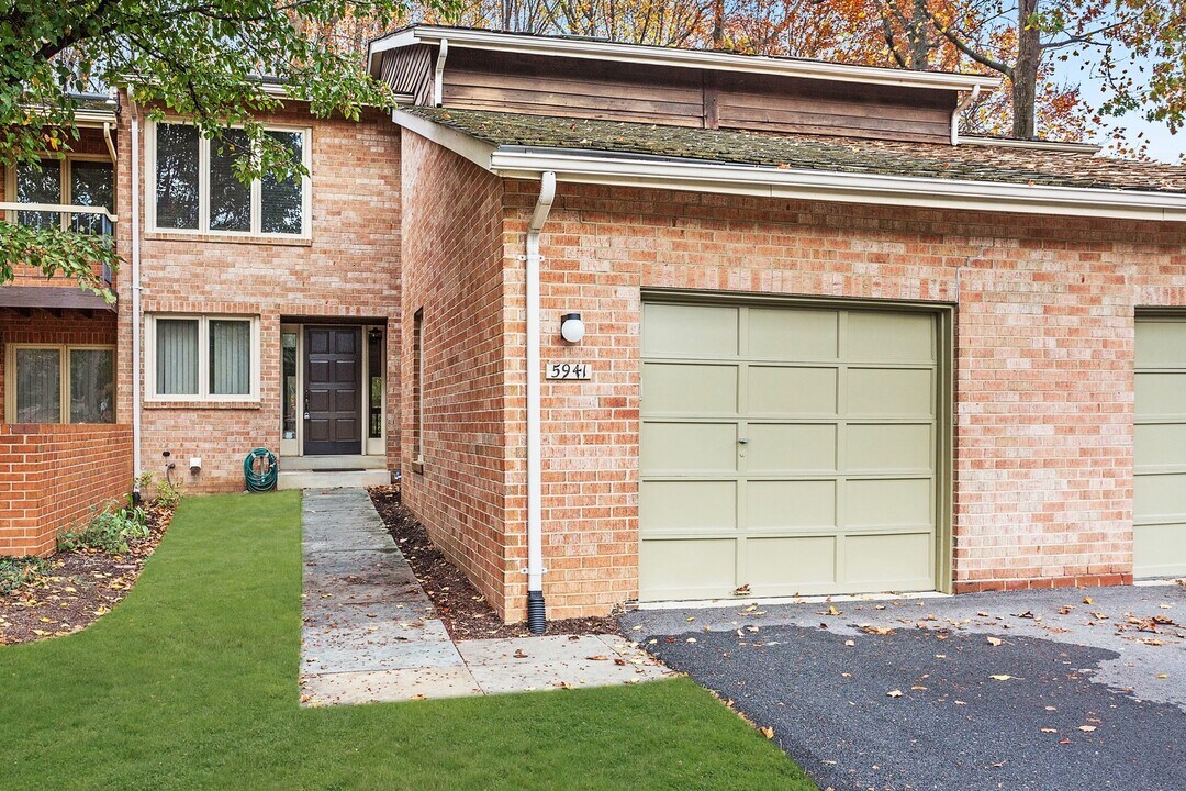 5941 Valerian Ln in Rockville, MD - Building Photo
