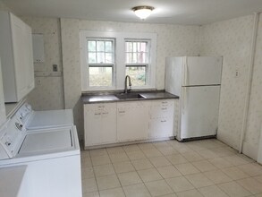 126 Plainview Rd in Woodbury, NY - Building Photo - Building Photo