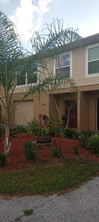 2033 McMullen Ave in Dunedin, FL - Foto de edificio