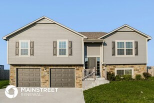 19122 Corbyn Ln in Smithville, MO - Building Photo