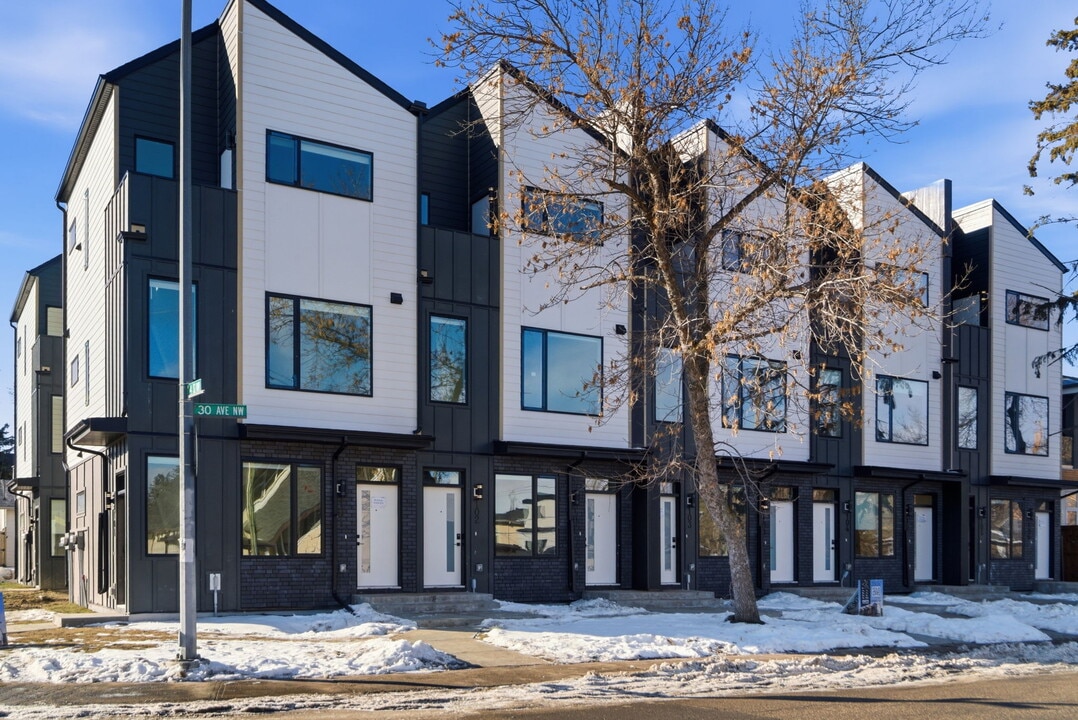 Mount Pleasant Parkside Townhomes in Calgary, AB - Building Photo