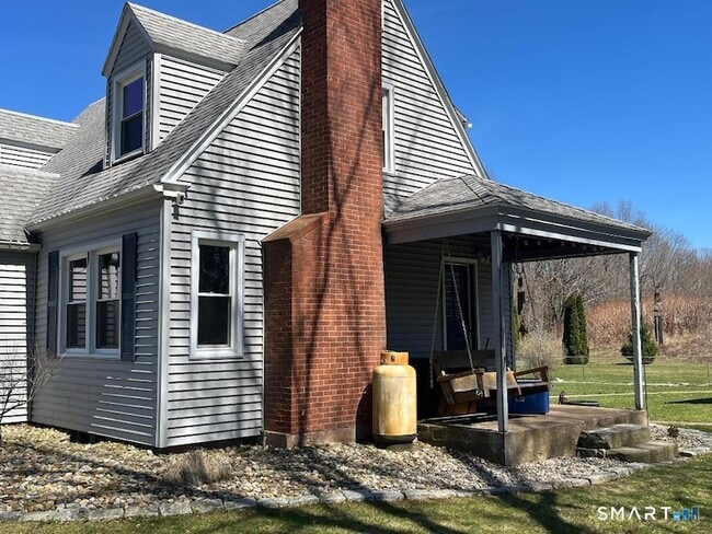 138 Mountain St in Ellington, CT - Foto de edificio - Building Photo