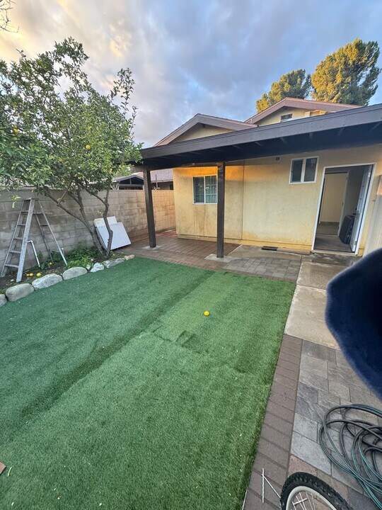 225 W Elm St in Ontario, CA - Building Photo