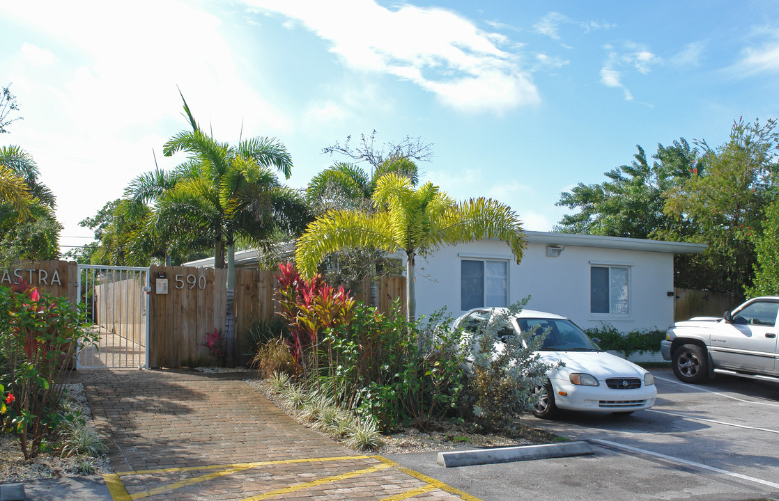 590 NW 40th Ct in Oakland Park, FL - Building Photo