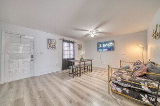 7620 SW 21st St-Unit -7620 in Miami, FL - Building Photo - Building Photo