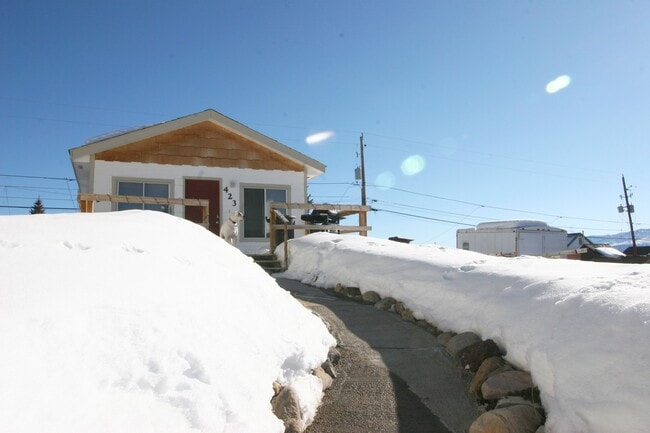 property at 423 E 6th St